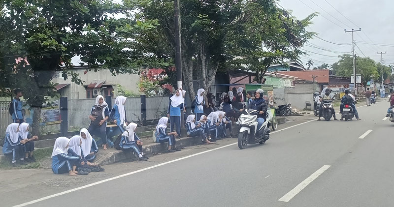 Sejumlah pelajar tingkat SMP dalam Kota Rengat menunggu jemputan saat pulang sekolah, Selasa (25/2/2025).