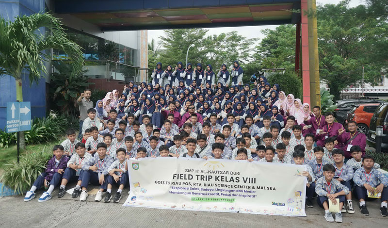 Wakil Kesiswaan SMP IT Al Kautsar Duri Roza Devina SSos Gr bersama majelis guru dan para siswa SMP IT Al Kautsar Duri foto bersama Redaktur Pelaksana Riau Pos.