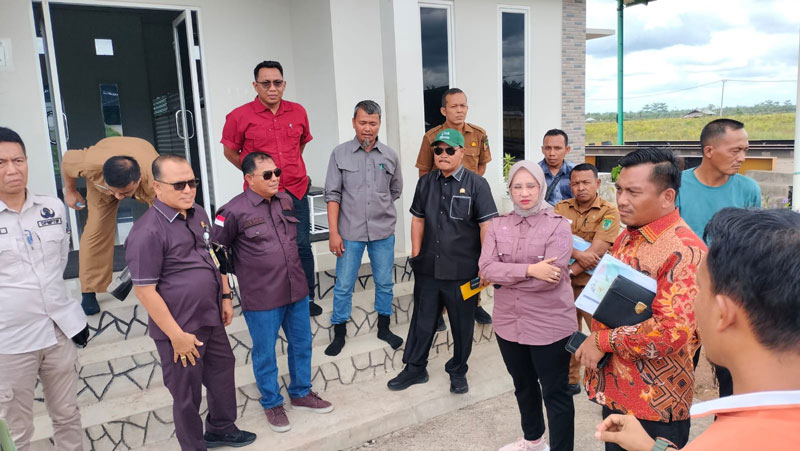 Ketua Komisi B DPRD Rohil Cindy Rahmadani SE bersama sejumlah anggota dewan, saat melakukan inspeksi mendadak (sidak) ke PT Erakarya Mukti Jaya di Kepenghuluan Mukti Jaya.
