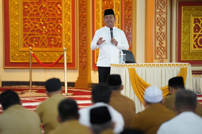 Wabup Rohul H Syafaruddin Poti SH MM memberikan arahan saat memimpin wirid pengajian rutin pegawai perdana di Masjid Agung Islamic Center (MAIC).