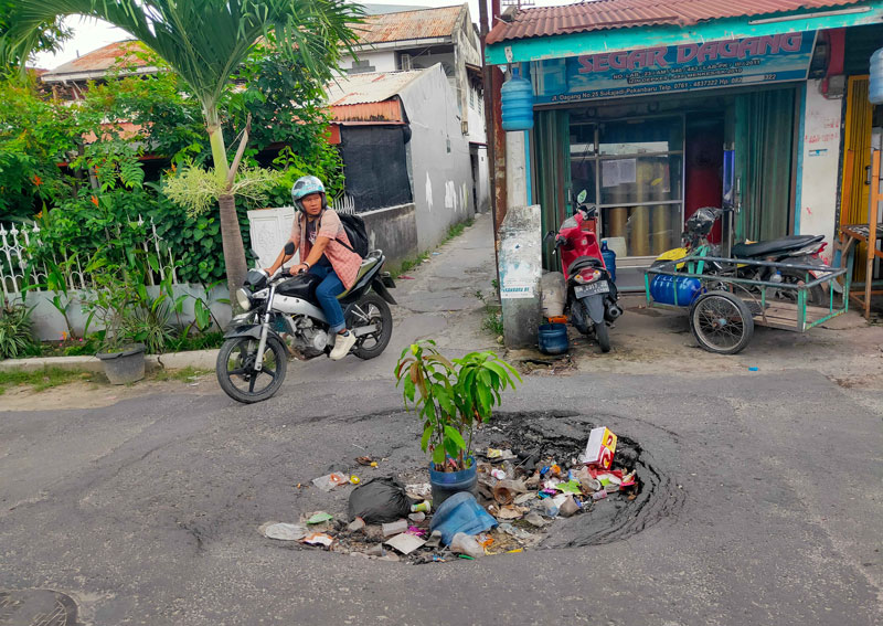 Kondisi Jalan Dagang, Kecamatan Sukajadi yang amblas dan belum ada upaya perbaikan di lokasi bekas galian pengerjaan Sistem Pengolahan Air Limbah Domestik Terpadu (SPALD-T).