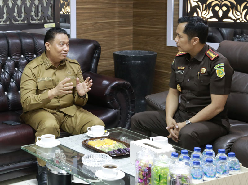Wakil Wali Kota Pekanbaru Markarius Anwar berbincang dengan Kajari Pekanbaru Marcos MM Simaremare di Kejari Pekanbaru, Selasa (25/2/2025).