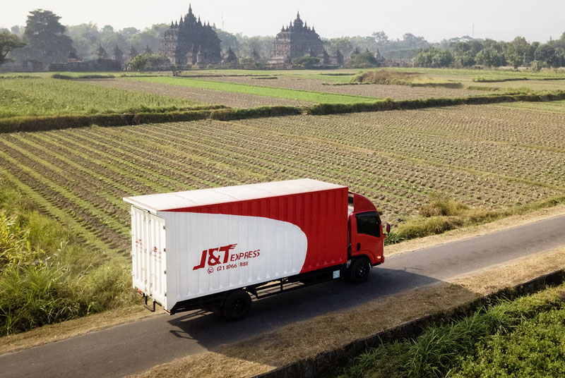 Armada J&T Express terlihat melaju di areal persawahan di Magelang, belum lama ini. J&T Express masuk dalam 500 perusahaan terbaik di Asia Pasifik versi TIME dan Statista.