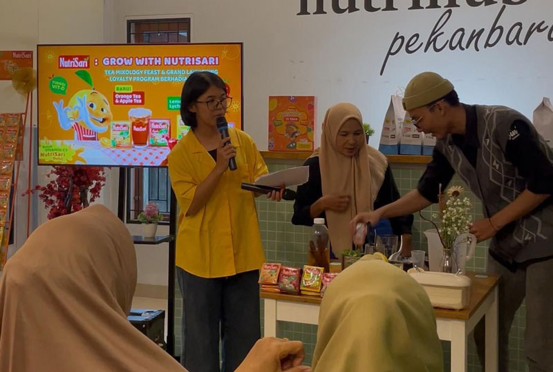 Keseruan meracik minuman ala NutriSari bersama Suhail Hasyim, beberapa waktu lalu.