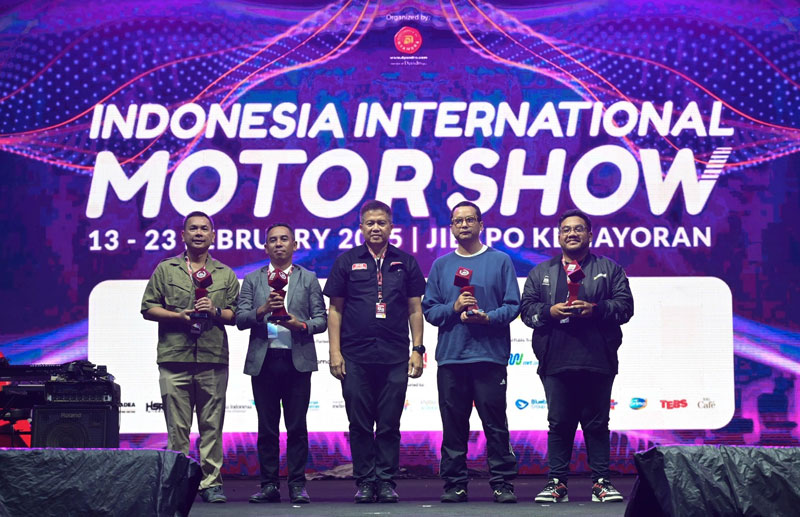 Vice President Pengelolaan Pemasaran PLN, Hamzah (kedua  kiri) saat menerima penghargaan Best Digital Campaign pada ajang IIMS  di Jakarta, baru-baru ini.