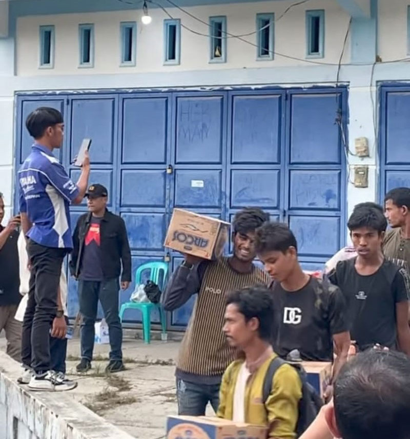 Ratusan pengungsi Rohingnya dievakuasi dari ruko dua lantai di Jalan Datuk Godang, Desa Batu Belah, Kecamatan Kampar, Kabupaten Kampar, Selasa (25/2/2025).