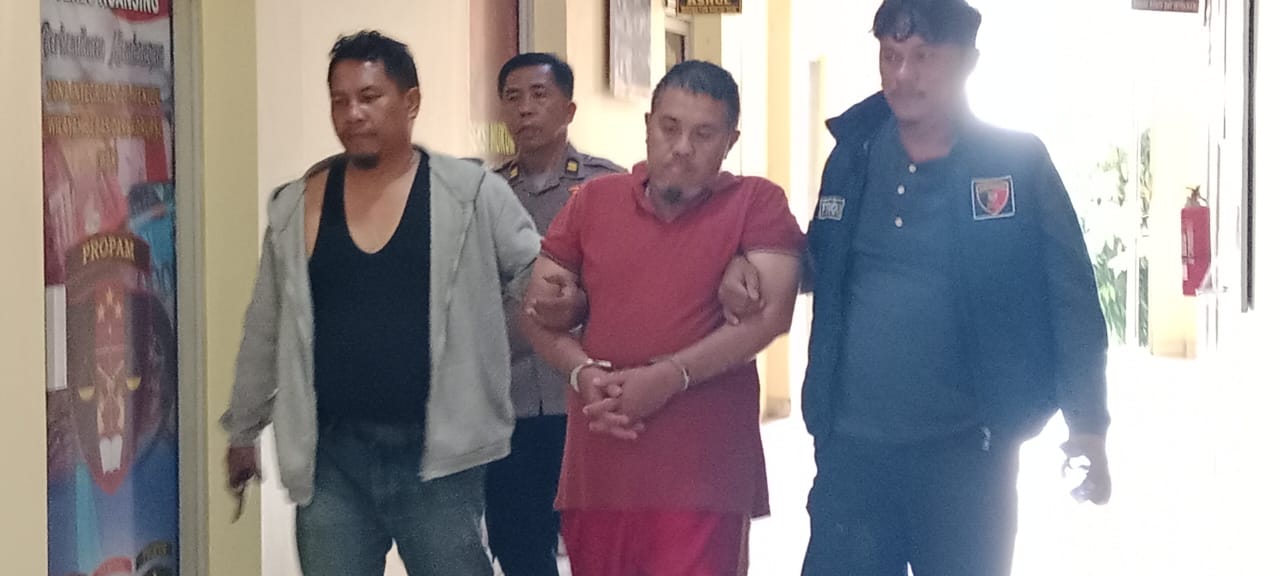 EA digelandang ke Mapolres Kuansing, usai dibekuk Rabu (26/2/2025) pagi di Kelurahan Muara Lembu, kecamatan Singingi.