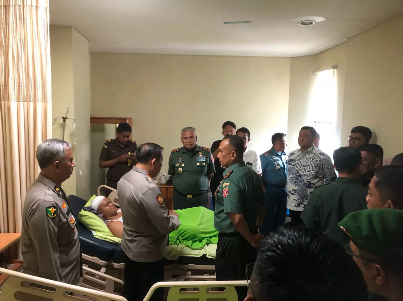 Pangdam VI/Mulawarman bersama Kapolda Kaltara membesuk personel yang tengah menjalani perawatan.