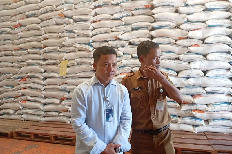 Kepala Bulog Cabang Bengkalis Zairi Yuriadi bersama Kadisdagperin Zulpan meninjau gudang Bulog Damon, Kecamatan Bengkalis untuk melihat ketersediaan beras, gula, dan minyak makan aman, Selasa (25/2).