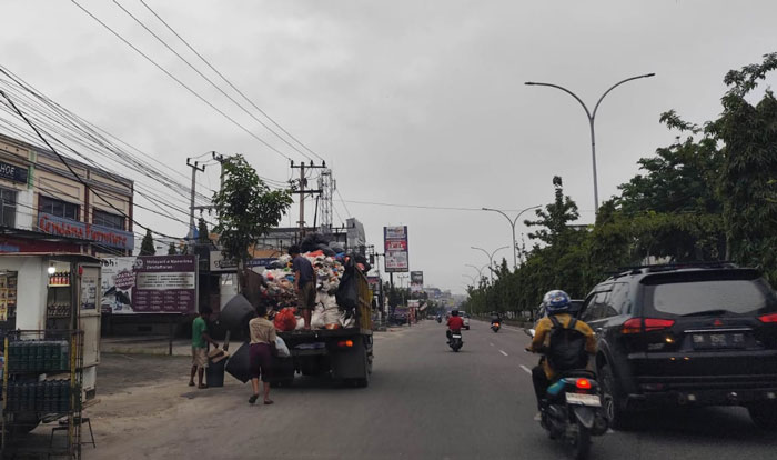 Petugas angkut sampah saat mengambil sampah di Jalan Tuanku Tambusai, Rabu (26/2/2025).