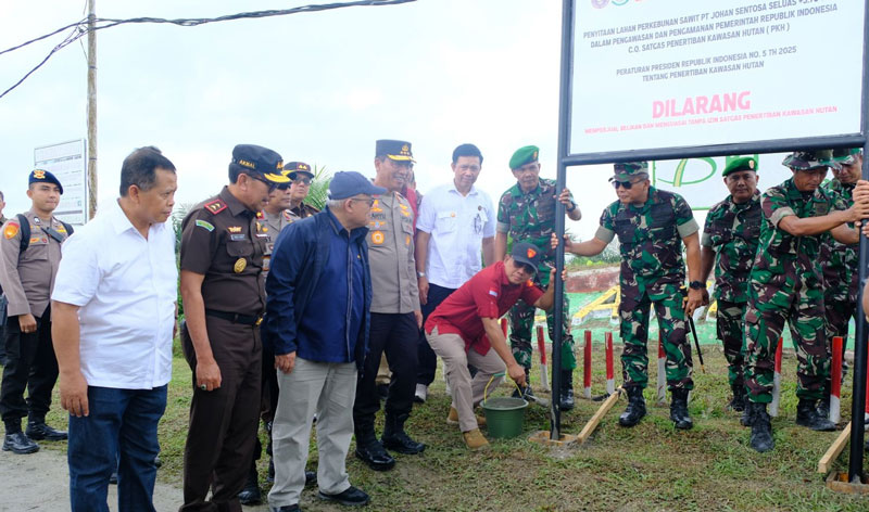 Kajati Riau Akmal Abbas (dua dari kiri) turut mendampingi Tim Satgas PKH memasang plang sita di Desa Pasir Sialang, Kecamatan Bangkinang Kota, Kabupaten Kampar.