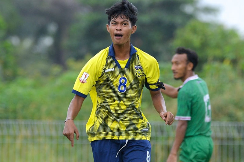Pemain Pekanbaru FC Frizi Zalmi S melakukan selebrasi usai mencetak gol ke gawang Perfisi FISIP Unri dalam laga di Lapangan Wahana Jalan Air Hitam Pekanbaru, Kamis (27/2/2025).