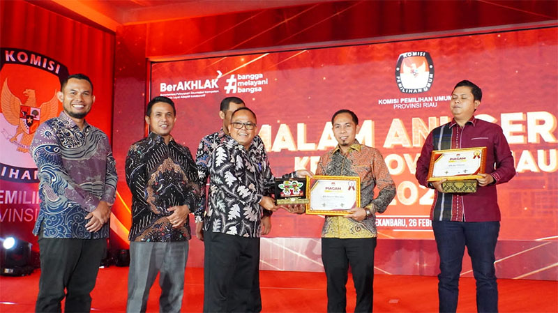 Ketua KPU Rohil Eka Murlan SE Sy menerima penghargaan dari Ketua KPU Riau Rusidi Rusdan di Pekanbaru, Rabu (26/2/2025).