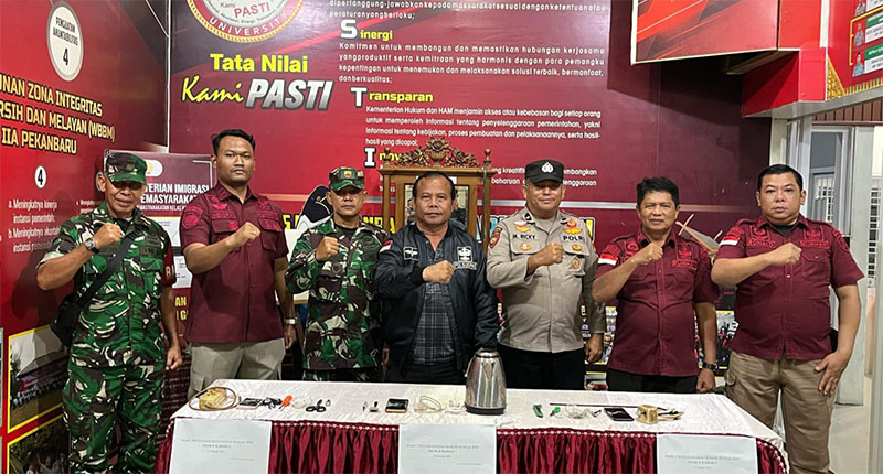 Petugas gabungan Lapas, TNI dan Polri foto bersama menjelang pemusnahan barang sitaan hasil razia pada Rabu (26/2/2025) malam.