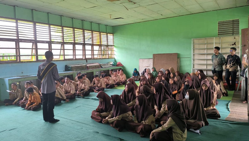Ketua Forum Anak Inhil M Ikhsan ketika berinteraksi bersama pelajar dalam mensosialisasikan anak-anak ikut berperan dalam pembangunan daerah di Tembilahan