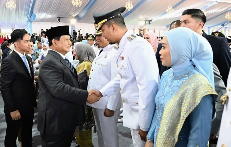 Bupati Inhu Ade Agus Hartanto SSos MSi didampingi istri saat bersalaman dengan Presiden RI Prabowo Subianto usai pelantikan, belum lama ini.
