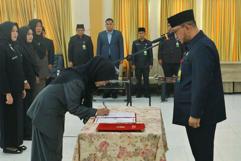 Asisten Administrasi Umum Setda Kabupaten Siak Rozi Chandra melantik sembilan pejabat fungsional dua OPD di aula Kantor Dinas Kesehatan, Perkantoran Sungai Batung, Kelurahan kampung Rempak, Kab Siak.