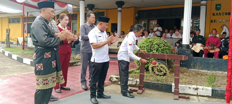 Kepala Kesbangpol Kuansing Mujelan Arwan SH MH memukul gong saat membuka Musrenbang Kecamatan Kuantan Tengah, Rabu (26/2/2025).