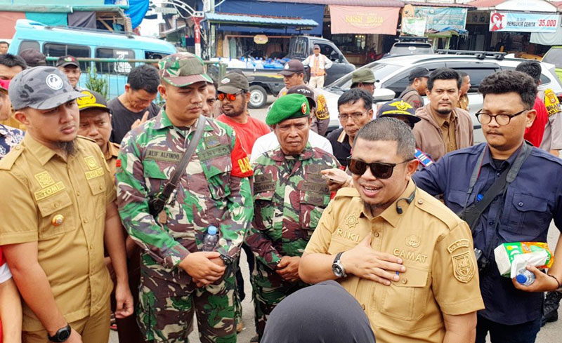 Camat Mandau Riki Rihardi berdialog dengan pedagang saat melakukan penertiban di Jalan Jenderal Sudirman,, Selasa (25/2/2025).