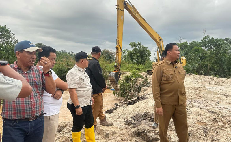 Wawako Pekanbaru Markarius Anwar meninjau perbaikan dan pengerukan Sungai Sibam menggunakan alat berat, Senin (24/2/2025).