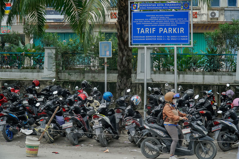 Tarif parkir yang tertera pada plang di Jalan Tuanku Tambusai, samping Mal Ska Pekanbaru  belum berubah sesuai dengan Peraturan Wali Kota (Perwako) Pekanbaru tentang penurunan tarif parkir.