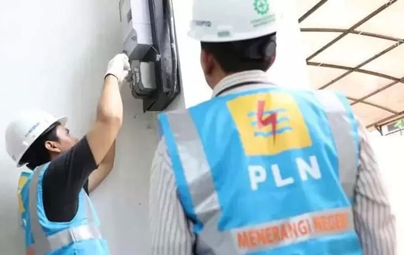 Petugas PLN sedang menambah daya listrik konsumen, beberapa waktu lalu.