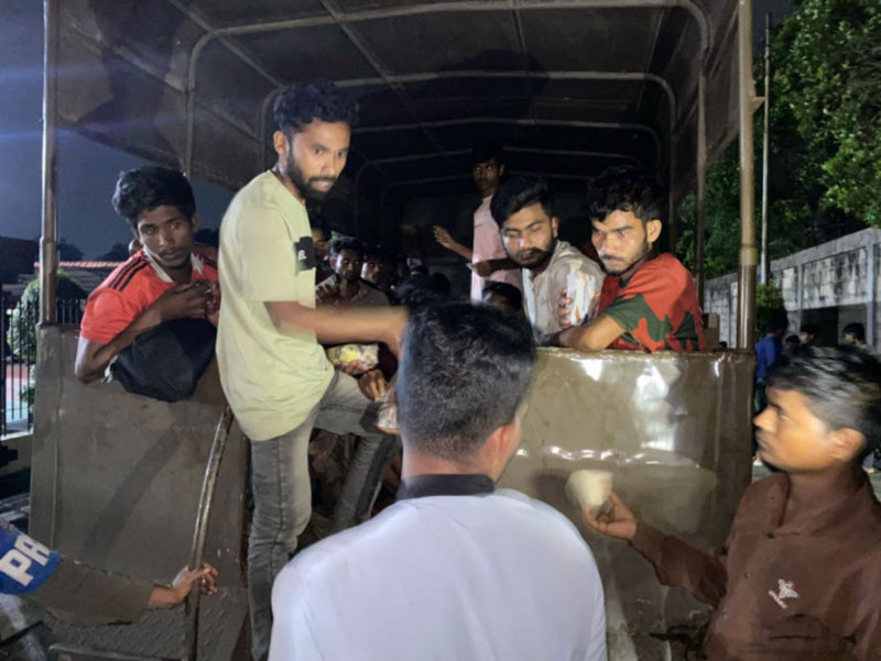 Evakuasi ratusan pengungsi Rohingya dari ruko lantai dua Jalan&nbsp; Datuk Godang, Dusun 5 RT 03 RW 02 Desa Batu Belah, Kecamatan Kampar, Kabupaten Kampar ke Rudenim Pekanbaru.