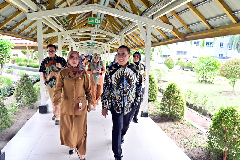 Direktur RSUD Arifin Achmad Provinsi Riau drg Wan Fajriatul Mamnunah SpKG (kiri) mendampingi Dewan Pengawas BPJS Prof Abdul Kadir saat meninjau pelayanan di RSUD Arifin Achmad