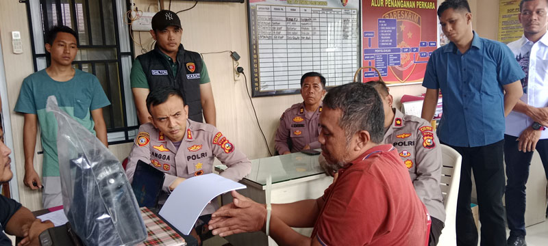 Tersangka EA menjalani pemeriksaan di Reskrim Polres Kuansing. Terlihat Kapolres Kuansing AKBP Angga Febrian Herlambang bersama Wakapolres Kompol Novaldi dan Kasat Reskrim.