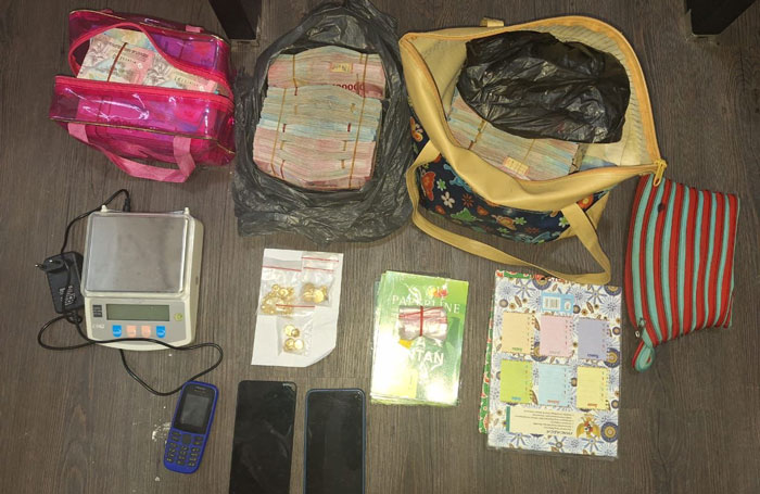 Barang bukti emas dan uang tunai yang diamankan Polda Riau dari tambang ilegal di Kuantan Singingi (Kuansing).