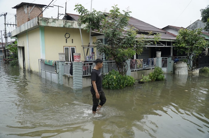 Hujan deras yang mengguyur ota Pekanbaru dari malam hingga pagi membuat puluhan rumah di Perumahan Taman Cipta City, Jalan Cipta Karya Ujung,  Kelurahan Sialang Munggu, Kecamatan Tuah Madani terendam.