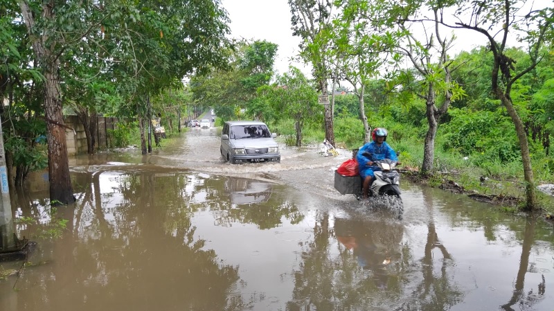 Kendaraan roda dua dan roda empat berusaha melewati banjir yang menggenangi Jalan Sakuntala Pekanbaru, Kamis (27/2/2025).