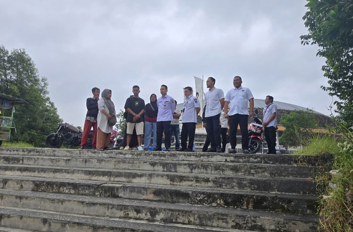 Kadispora Riau Erisman Yahya bersama jajarannya saat meninjau kebersihan kawasan Stadion Utama Riau, Jalan Naga Sakti Pekanbaru, Selasa (25/2/2025).