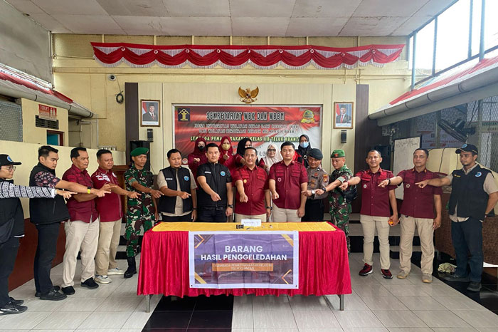 Kalapas Teluk Kuantan Wiwid Feryanto Rahadian menerima penghargaan dari Kepala BNNK Kuansing AKBP Sofyan SH MH, Kamis (27/2/2025).