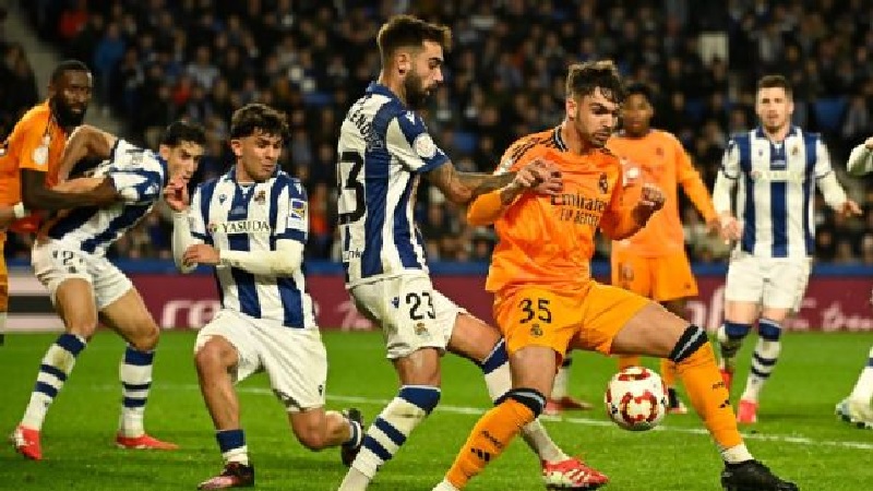 Nyanyian ditujukan kepada bek Real Madrid Ra&uacute;l Asencio saat menghadapi Real Sociedad pada leg 1 semifinal Copa del Rey di San Sebastian.