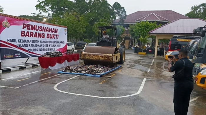 Ratusan miras dari berbagai merek bersama ratusan knalpot brong hasil KRYD dimusnahkan menggunakan alat berat, Kamis (27/2/2025).