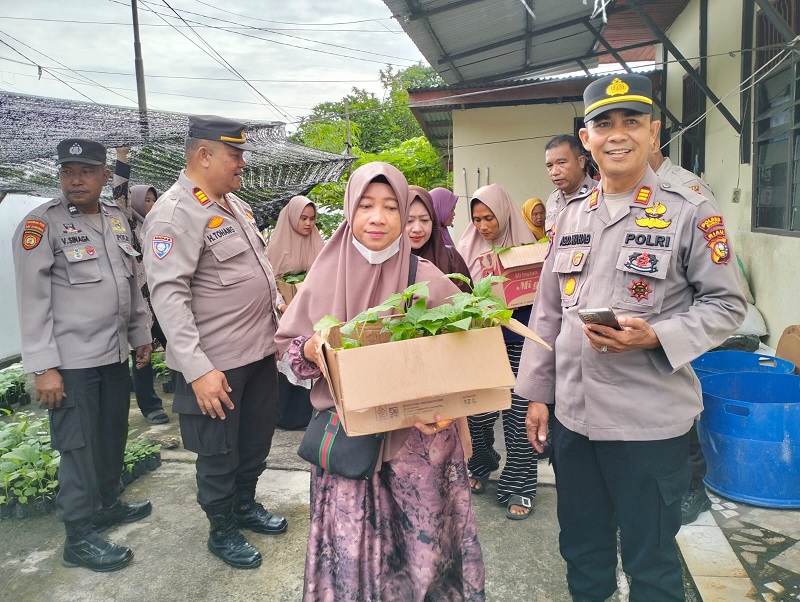 Polsek Dumai Timur, Kamis (28/2/2025) menyerahkan bibit cabai dan terong ke masyarakat di lima kelurahan di Kecamatan Dumai Timur.