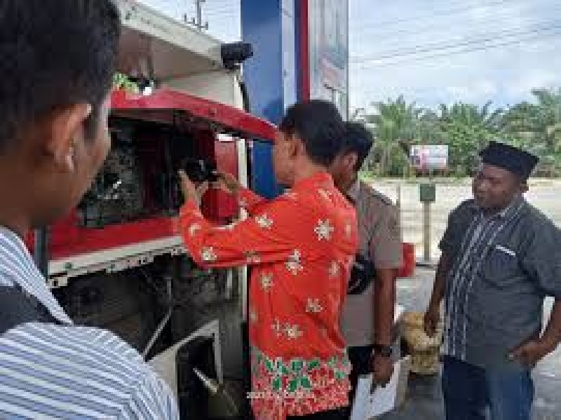 Kadisdagprin Bengkalis Zulfan mengecek mesin nozzle di APMS Air Putih Bengkalis beberapa waktu lalu.