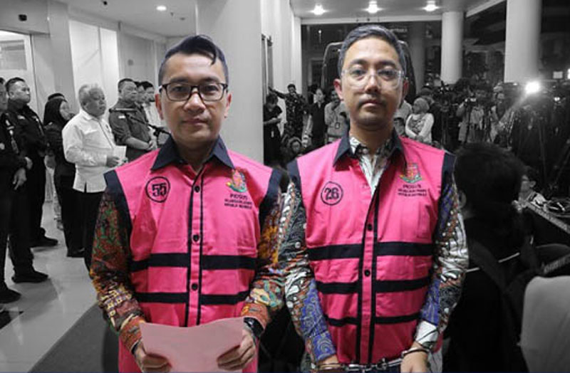 Direktur Pemasaran Pusat dan Niaga PT Pertamina Patra Niaga Maya Kusmana (kiri) serta Vice President Trading Operations Edward Corne (kanan) ditetapkan sebagai tersangka.