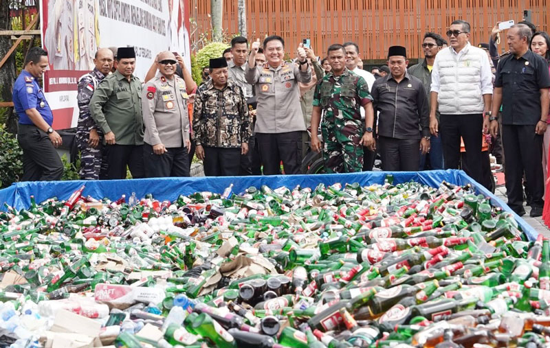 Kapolda Riau Irjen Pol Mohammad Iqbal bersama forkopimda dan tokoh masyarakat Riau saat pemusnahan barang bukti minuman keras di Mal Pelayanan Publik (MPP) Pekanbaru, Kamis (27/2/2025).
