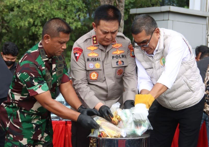 Kapolda Riau Irjen Pol Mohammad Iqbal (tengah), Wakil Ketua DPRD Riau Parisman Ikhwan (kanan) dan Kasrem 031/WB Kol Kav Eko Agus Nugroho memusnahkan barang bukti narkoba.