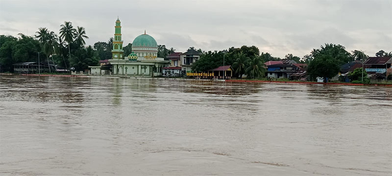 Debit Sungai Kuantan di Tepian Narosa Teluk Kuantan, Jumat (28/2/2025) pagi terpantau  naik.
