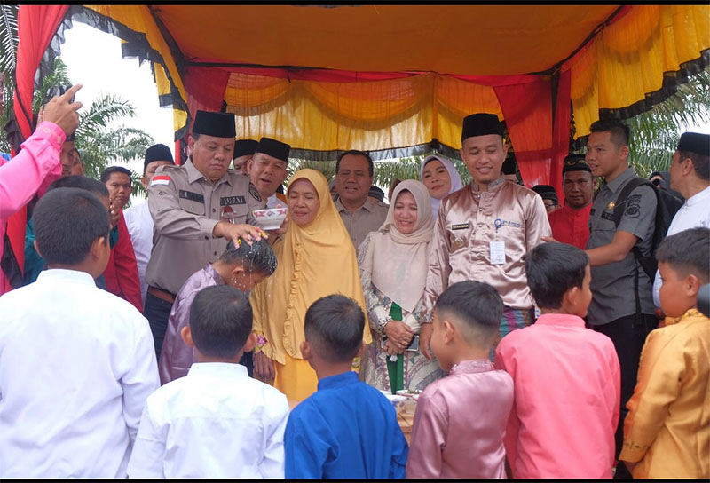 Bupati Kuansing Dr H Suhardiman Amby MM saat melakukan proses mandi balimau menyambut Ramadan tahun 2024 lalu di Sungai Singingi.