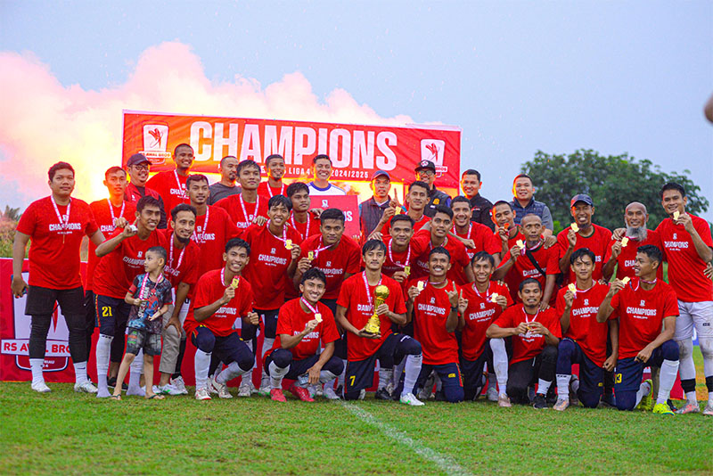 Pemain dan ofisial Wahana FC foto bersama Kadispora Riau Erisman Yahya didampingi Ketua Asprov PSSI Riau Edward Riansyah usai penyerahan trofi juara Liga 4 Zona Riau, Kamis (27/2/2025).