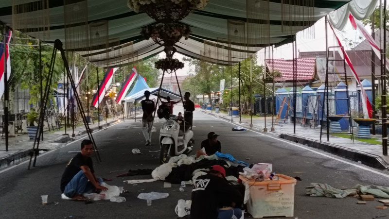 Sejumlah pekerja saat memasang tenda di Jalan Ahmad Yani,  sebagai persiapan penyambutan Bupati dan Wabup Inhu secara adat Melayu, Kamis (27/2/2025).