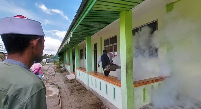 Petugas dari UPT Dinas Kesehatan Kepulauan Meranti saat melakukan pengasapan di salah satu sekolah di Kepulauan Meranti, belum lama ini.