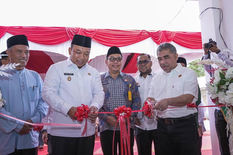 Wabup Siak Husni Merza bersama Kepala Kantor Wilayah BPN Riau Nurhadi Putra dan Kepala Kantor Pertanahan Siak Tarbarita Simorangkir menggunting pita tanda diresmikannya Gedung Tafsir.