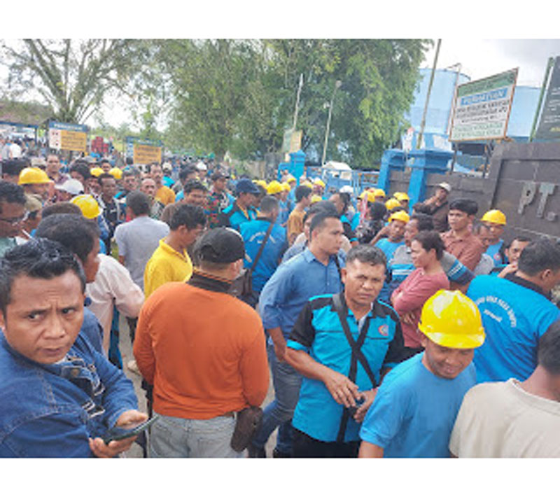 Buruh yang tergabung dalam SPTI Kabupaten Bengkalis menggelar aksi di depan pintu gerbang PKS PT PAA di Simpang Bangko, Desa Bumbung, Kecamatan Bathin Solapan, Rabu (26/2/2025) sore.