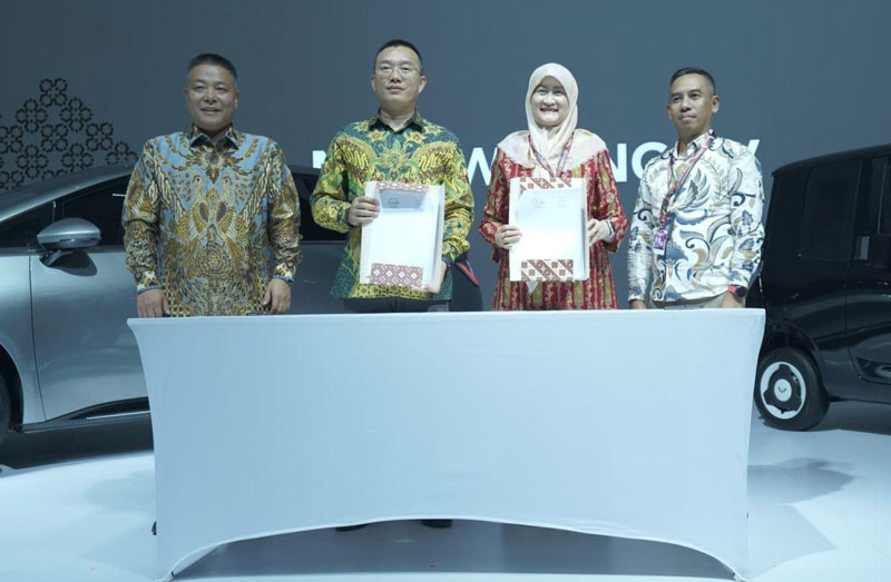 Plt Direktur Utama Haleyora Power Susiana Mutia (dua kanan) dan Executive Director Wuling Motors Holdings Ltd Wei Mingfeng (dua kiri) menandatangani Memorandum of Understanding.