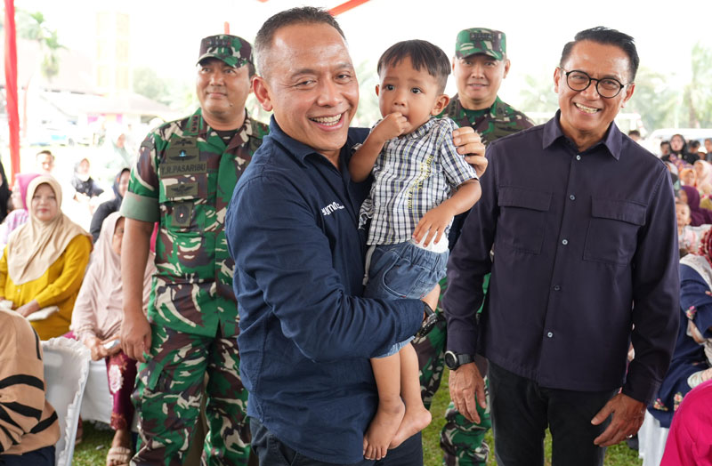 Direktur Utama PTPN IV PalmCo Jatmiko Santosa didampingi Direktur Hubungan Kelembagaan Irwan Perangin-angin menggendong anak saat gelaran Pengentasan Stunting di Langkat.